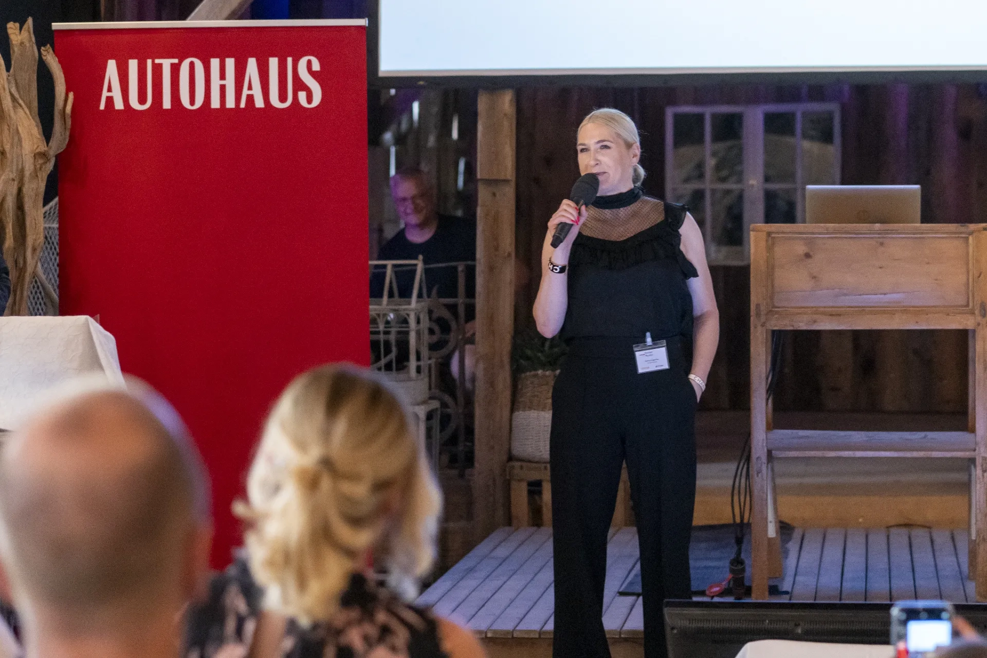 Bettina Guggemos, Sprecherin der Geschäftsführung der EXCON Gruppe, bei der Verleihung des AUTOHAUS BankenMonitors 2023.