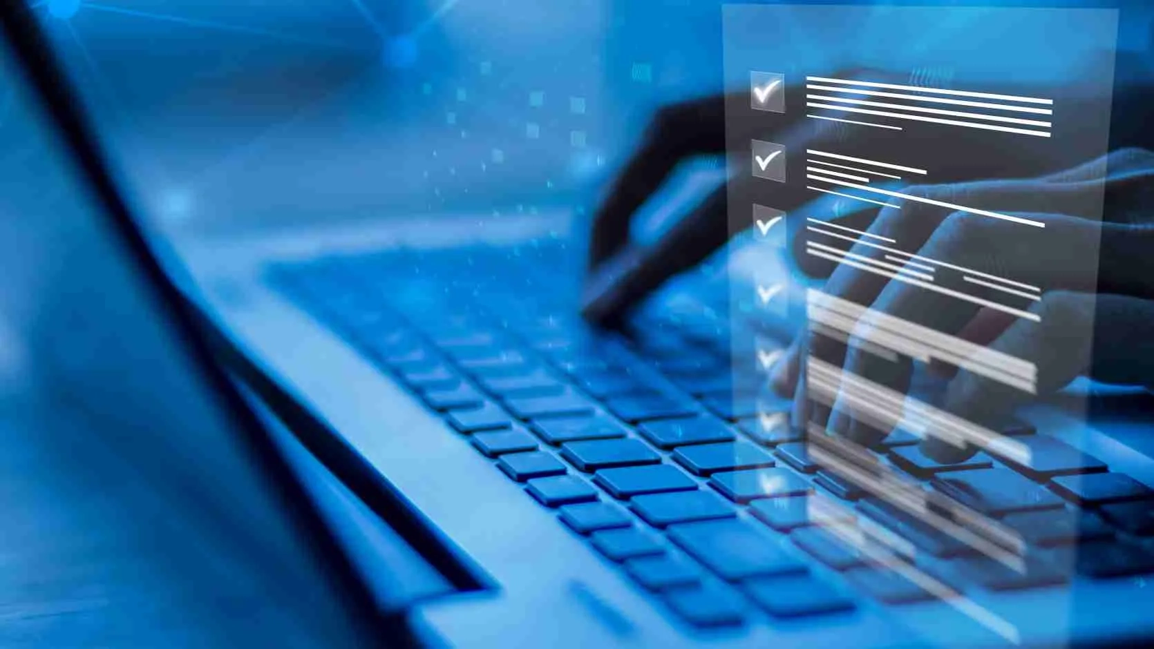 Mann arbeitet mit Laptop an digitalem Dokument