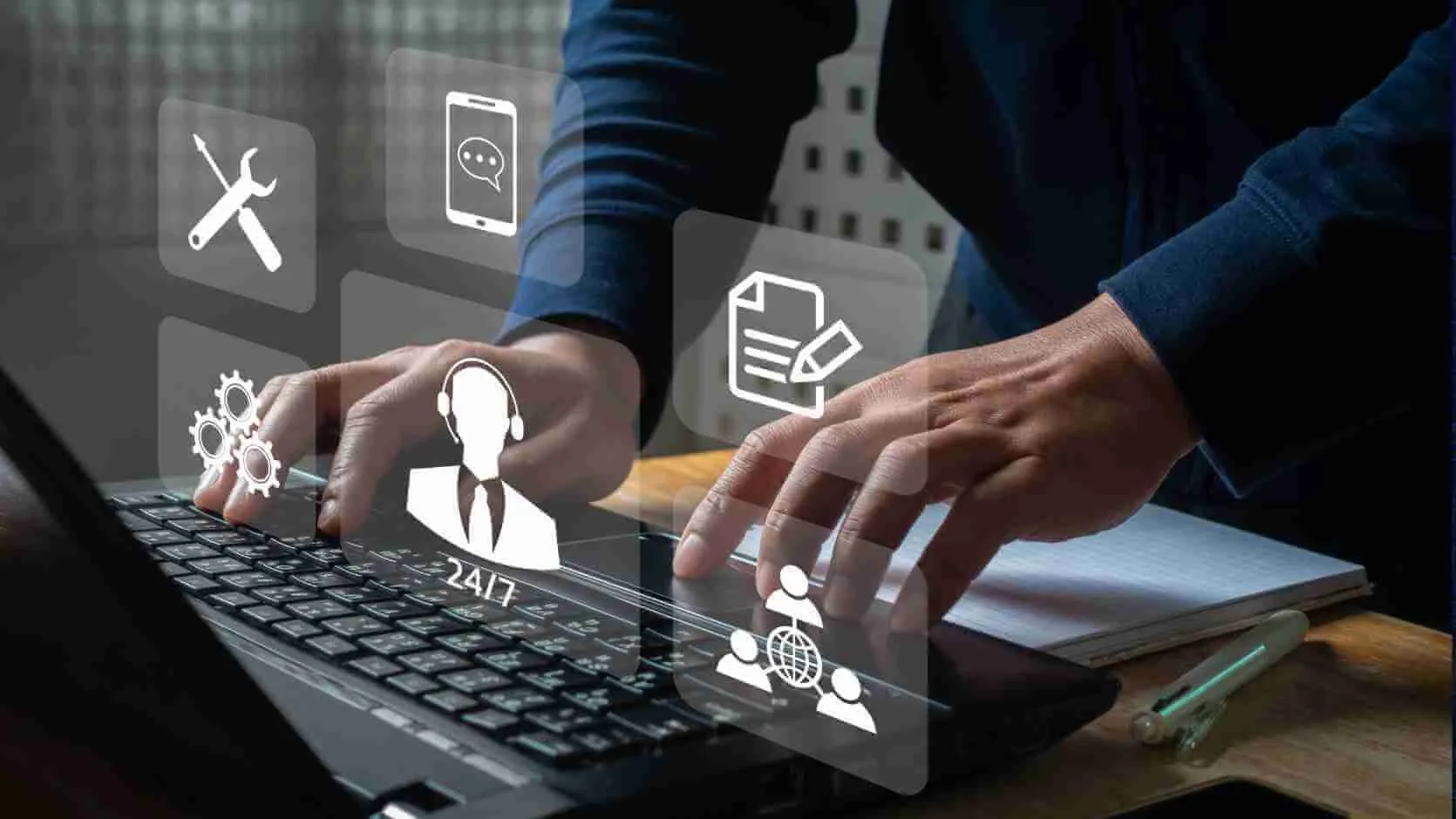 Geschäftsmann arbeitet mit Laptop an digitalen Prozessen