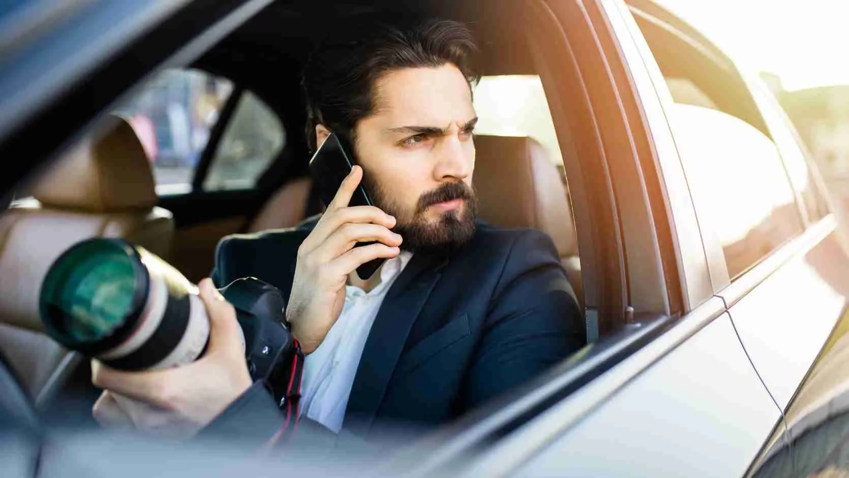 Vor-Ort-Ermittlungen durch einen Mann im Auto mit Smartphone und Kamera