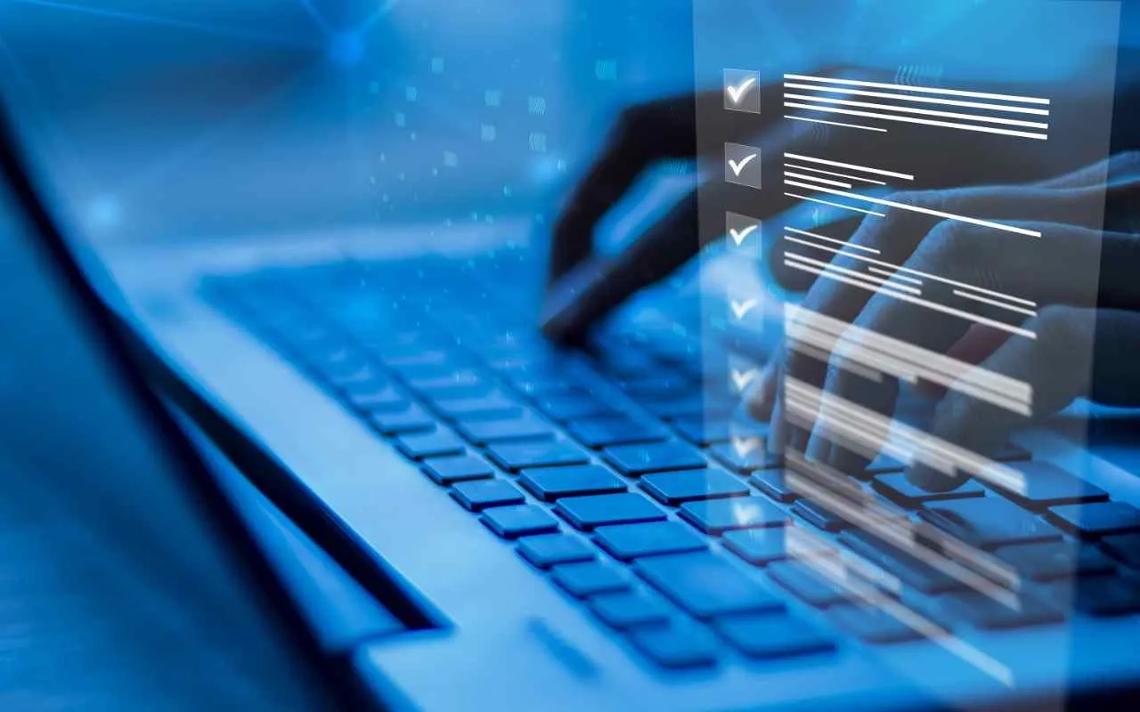Laptop mit automatisierter Dokumentenverarbeitung