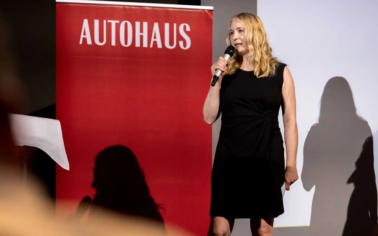 Bettina Guggemos auf der Bühne des AUTOHAUS BankenMonitors 2025