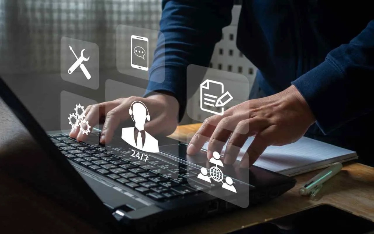 Laptop mit unterschiedlichen Icons zu digitaler Verfügbarkeit und Prozessen