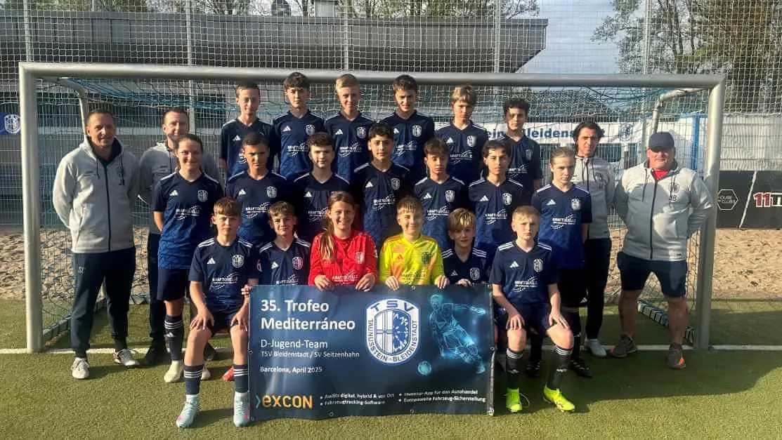 Gruppenfoto der D-Jugendmannschaft des TSV Bleidenstadt mit EXCON Banner
