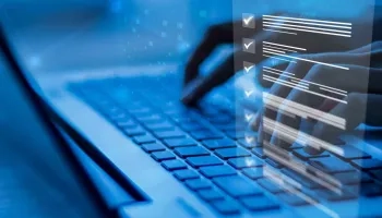 Laptop mit automatisierter Dokumentenverarbeitung