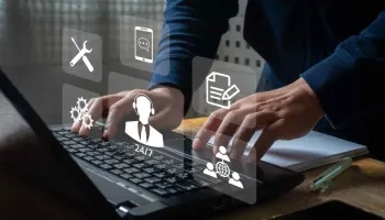 Laptop mit unterschiedlichen Icons zu digitaler Verfügbarkeit und Prozessen