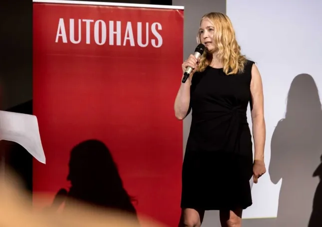Bettina Guggemos auf der Bühne des AUTOHAUS BankenMonitors 2025