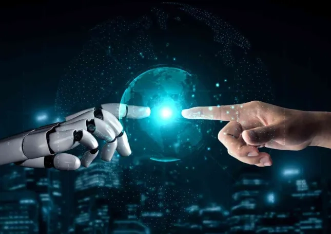 AI- und Menschenhand zeigen zusammen auf digitale Welt