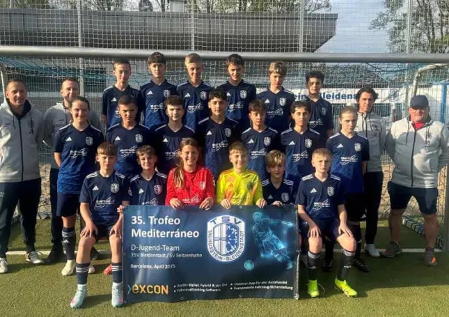 Gruppenfoto der D-Jugendmannschaft des TSV Bleidenstadt mit EXCON Banner